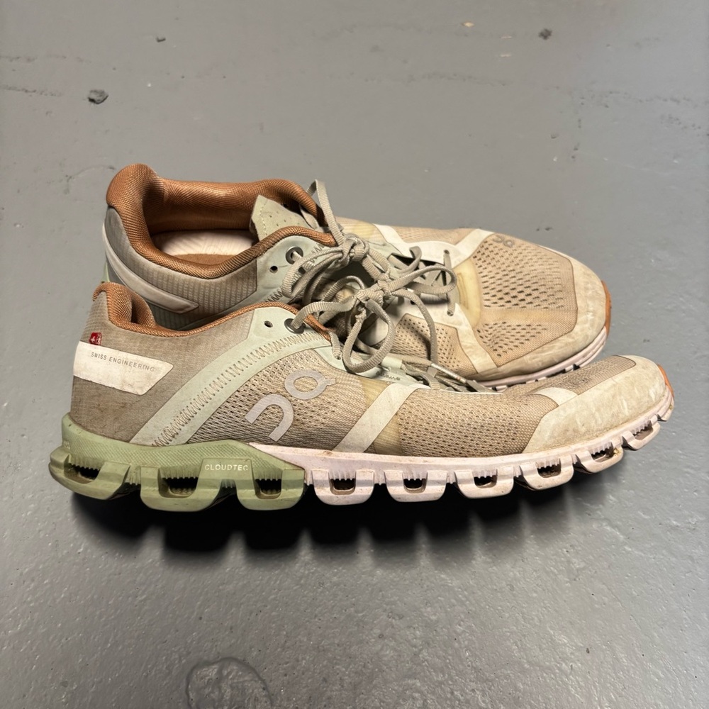 BC on cloud running shoes sneakers Swiss engineering women size 10